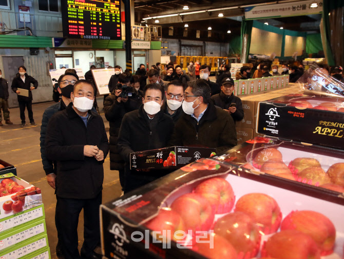 [포토] 설 앞두고 성수품 물가 체크하는 이성희 농협회장