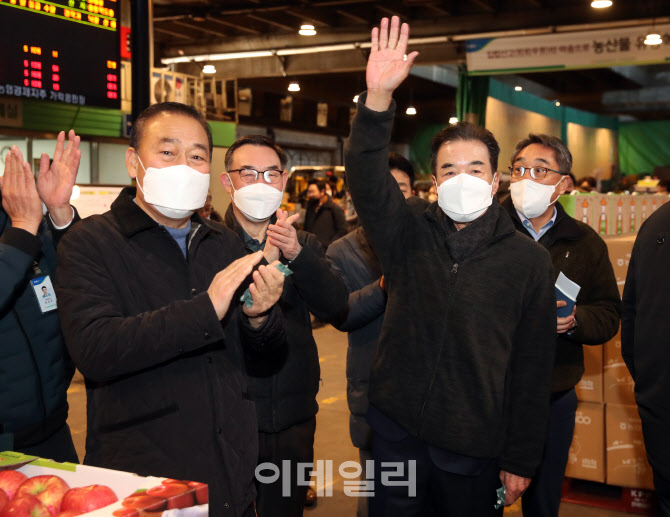 [포토] 유통 관계자 격려하는 이성희 농협회장