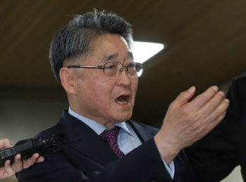 '5·18 북한군 개입설' 지만원 구치소 수감…징역 2년 복역