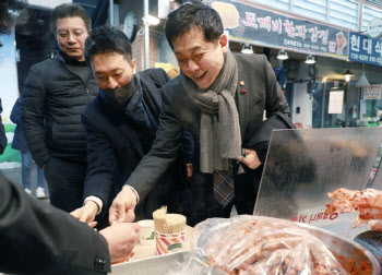 김주현 금융위원장, 설 명절 앞두고 전통시장 방문