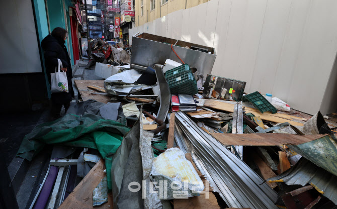 [포토]하룻밤 사이 쑥대밭 된 명동 노점