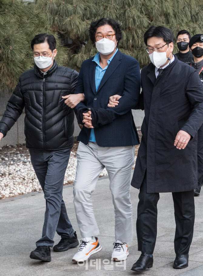 [포토]수원지검 향하는 김성태 쌍방울 그룹 전 회장
