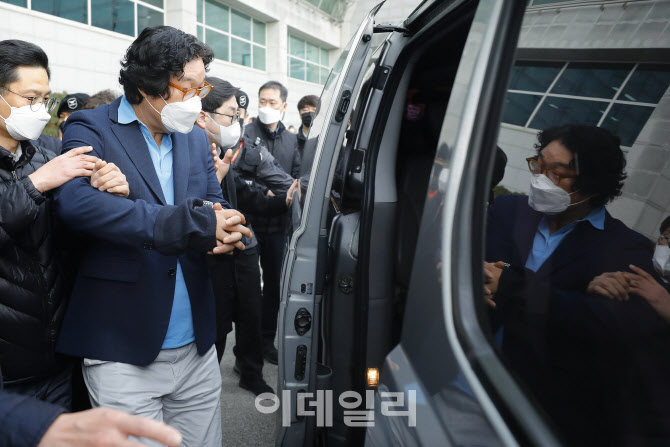 [포토]차에 오르는 김성태 전 쌍방울 회장
