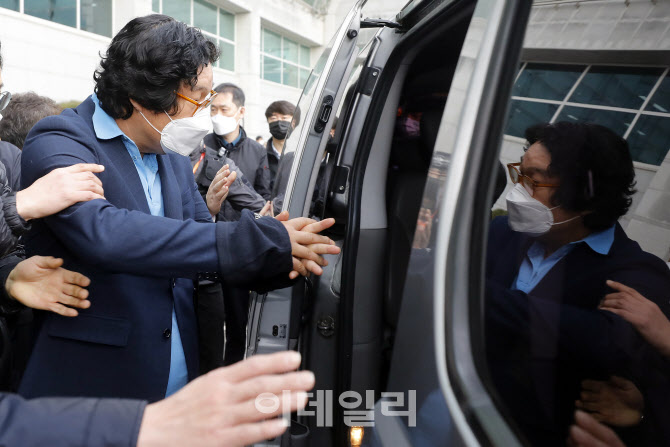 [포토]차에 오르는 김성태 전 쌍방울 그룹 회장