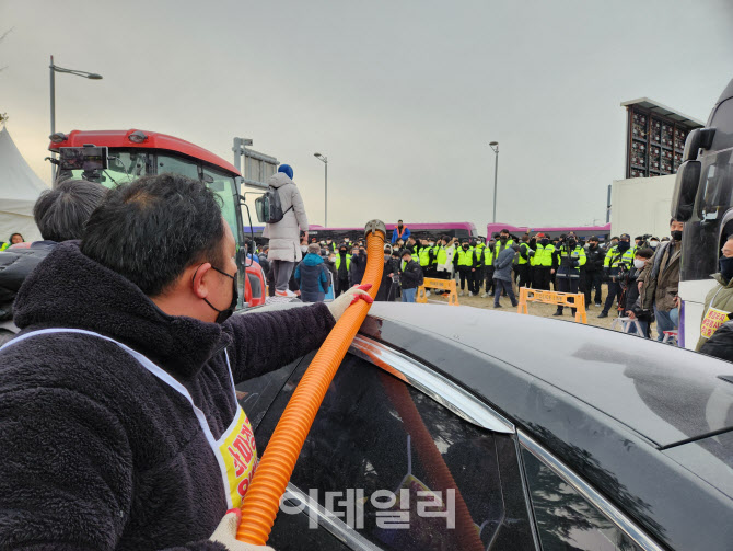 [포토]대치하는 법원 강제집행관들과 스카이72 용역업체 직원들