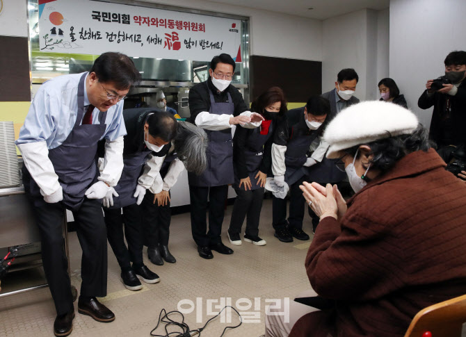 [포토] 큰 절하는 정진석 비대위원장