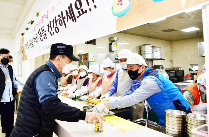 [포토]지역 노인들에게 직접 떡국배식 봉사하는 김경일 파주시장