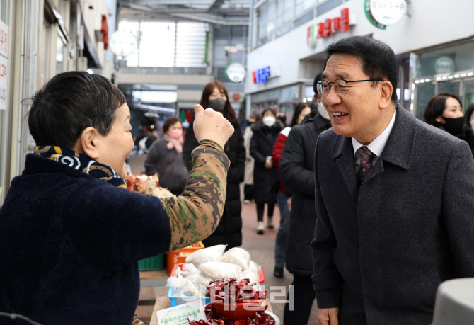 [포토] 전통시장 상인과 인사하는 문헌일 구로구청장