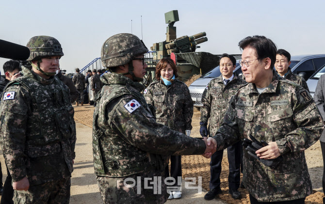 [포토]'방공부대 장병 격려하는 이재명 대표'
