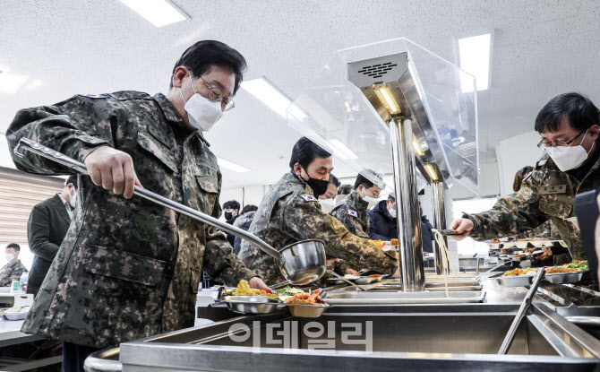 [포토]이재명, '부대 식당에서 식사'