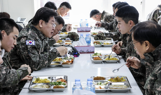 [포토]'장병들과 식사하는 이재명 대표'
