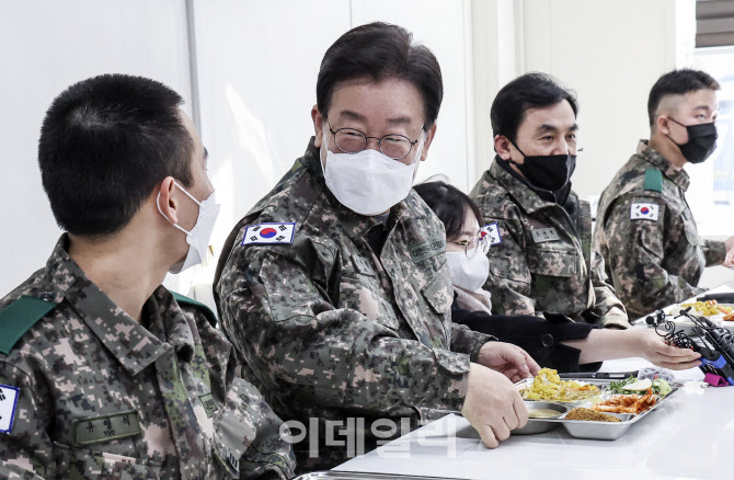 [포토]이재명 대표, '부대 장병들과 식사'