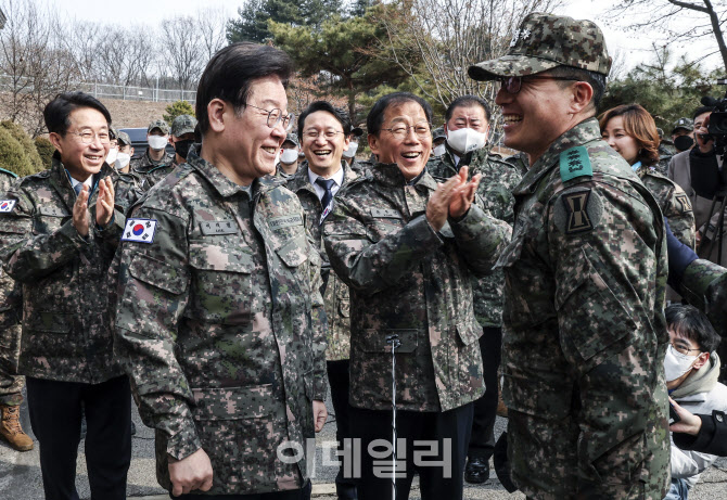 [포토]'방공부대 지휘관 격려하는 이재명 대표'