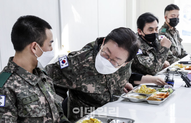 [포토]'장병 전투복 살펴보는 이재명 대표'