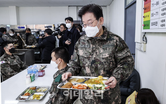 [포토]이재명, '방공부대 장병들과 식사'