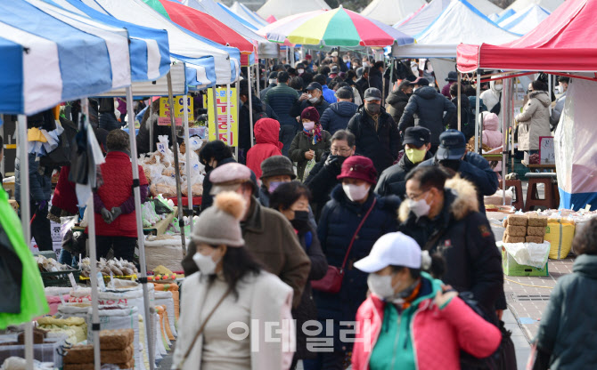 [포토]설 앞두고 북적이는 모란민속5일장