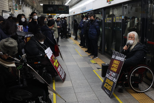 오세훈-전장연 면담 불발…서울시 "지하철 시위, 관용 없다" 경고