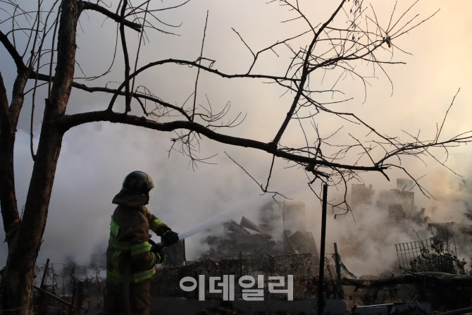 [포토]구룡마을 4구역에서 화재 발생