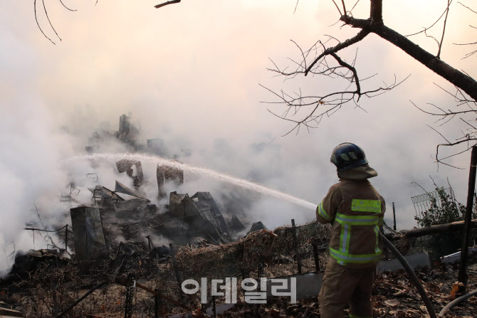 [포토]구룡마을 4구역에서 화재 진압