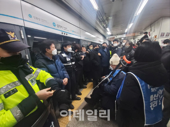 전장연, 오후에도 지하철 시위 재개…삼각지역서 대치 중
