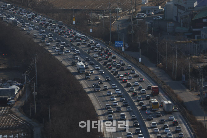 [포토]길 막히기 시작한 서해안고속도로