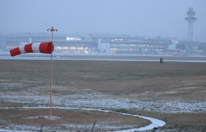 제주 항공편 476편 ‘모두 결항’…귀성객 4만명 발 묶여