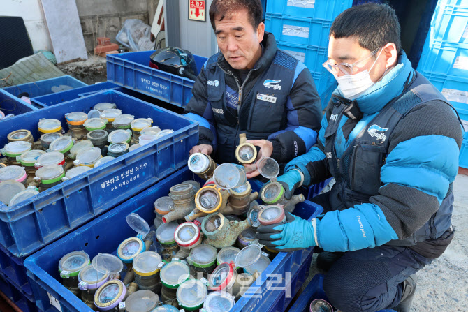 [포토]강추위에 '와장창'…수도계량기 동파 심각 단계 발령