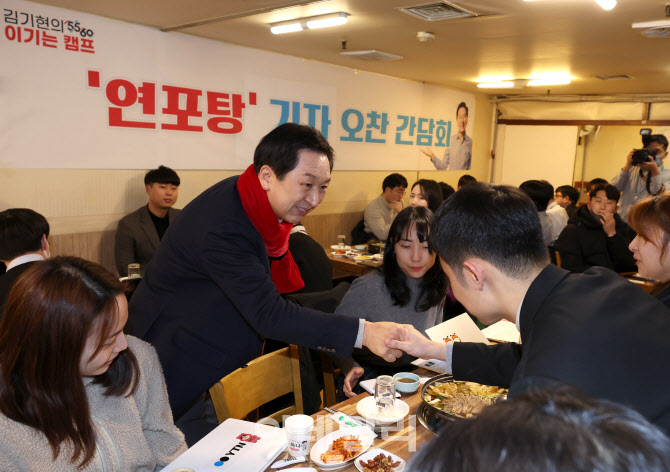 [포토]'취재진과 인사하는 김기현'