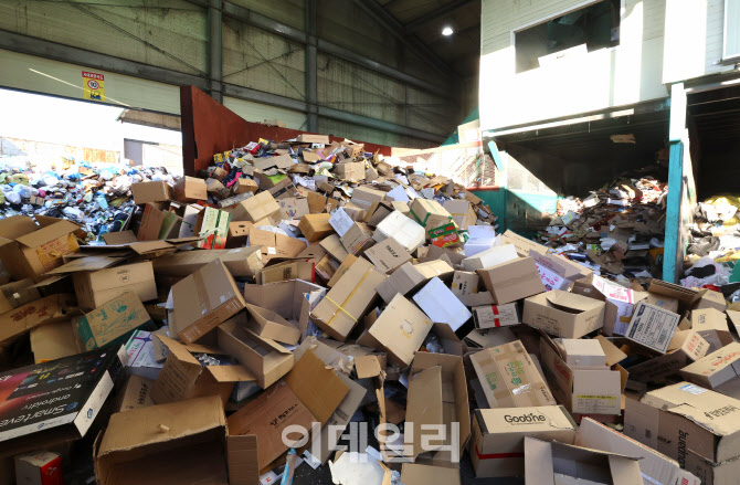 [포토]'명절 후유증' 도심 재활용쓰레기 몸살