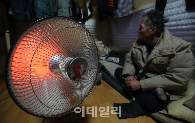 [포토]온열기에 의지해 추위 견디는 한 노인