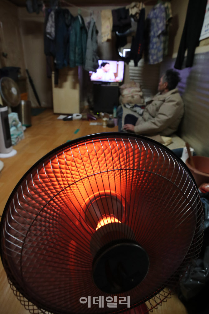 [포토]한파에도 온열기 하나로 견디는 한 노인