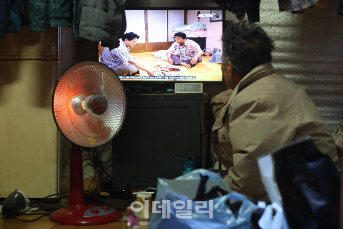 [포토]강력한 추위에도 온열기에 의지하는 쪽방촌 노인