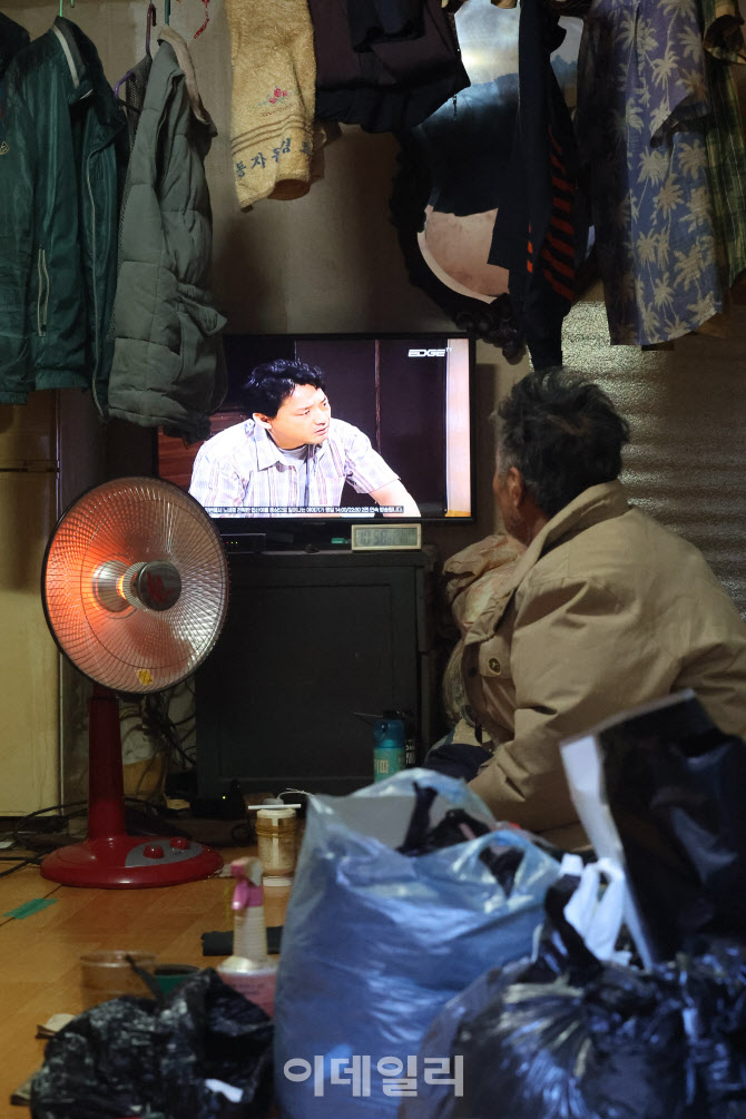 [포토]한파절정에도 온열기에 의지하는 쪽방촌 노인