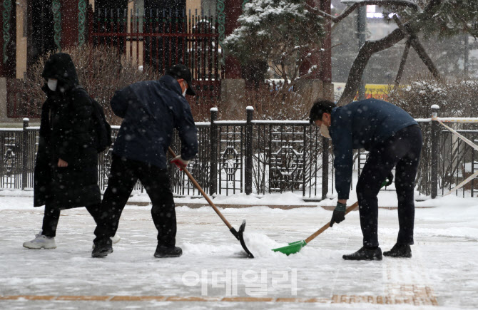 [포토] 눈 길 제설작업