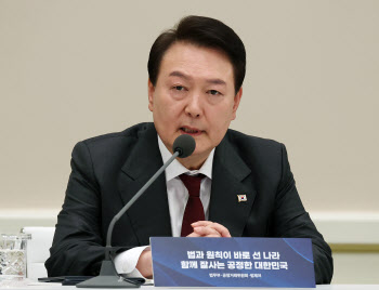 尹 "국가 비전·가치, 헌법에 써 있어"…법치주의 확립 강조