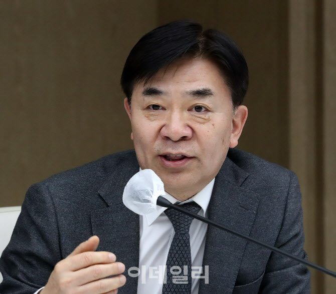 [포토] 김현석 삼성전자 고문, 산업대전환포럼 좌장회의 발언