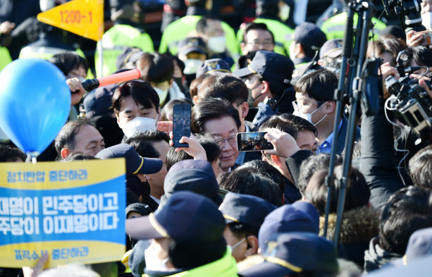 이재명 검찰 출석…서초동 일대, 또 북새통 되나 [사회in]