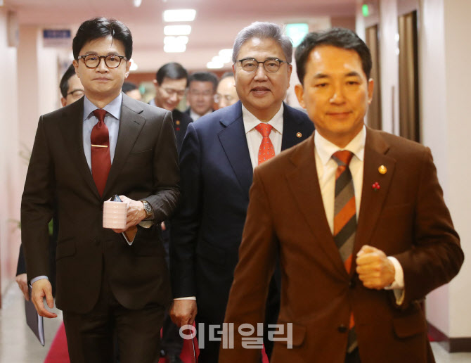 [포토] 국무회의 입장하는 국무위원들
