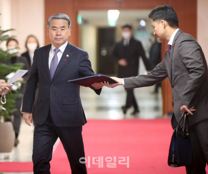 [포토] 마스크 벗은 이종섭 국방부 장관