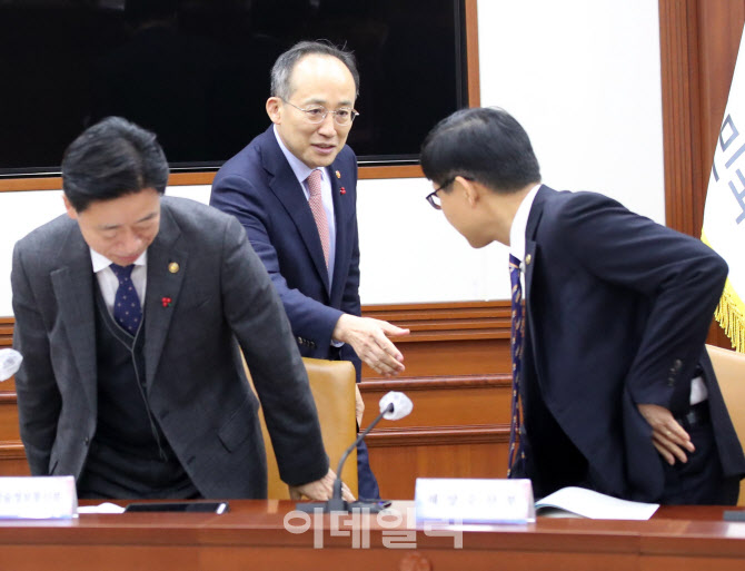 [포토] 공운위 참석하는 추경호 부총리