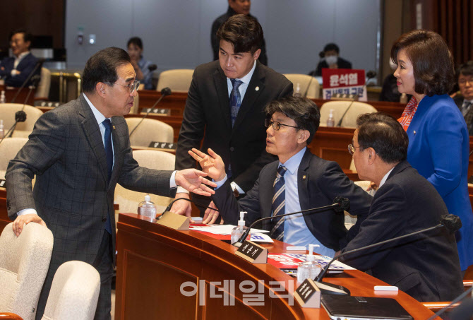 [포토]이야기 나누는 박홍근-진성준-오영환