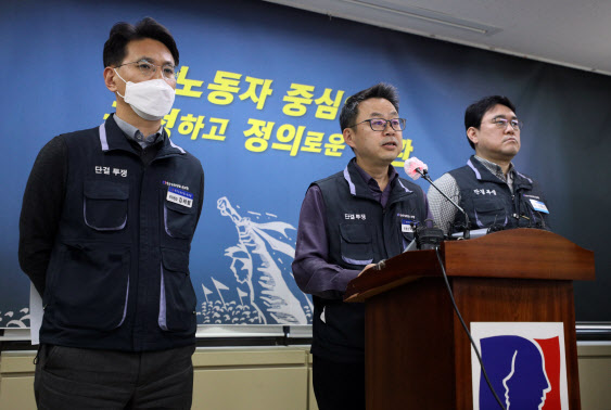 은행 영업시간 정상화에···금융노조 "사측 일방적 결정, 고소하겠다"