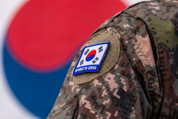 "軍 신병훈련소, 재래식 화장실 고치고 개별 수통 지급"