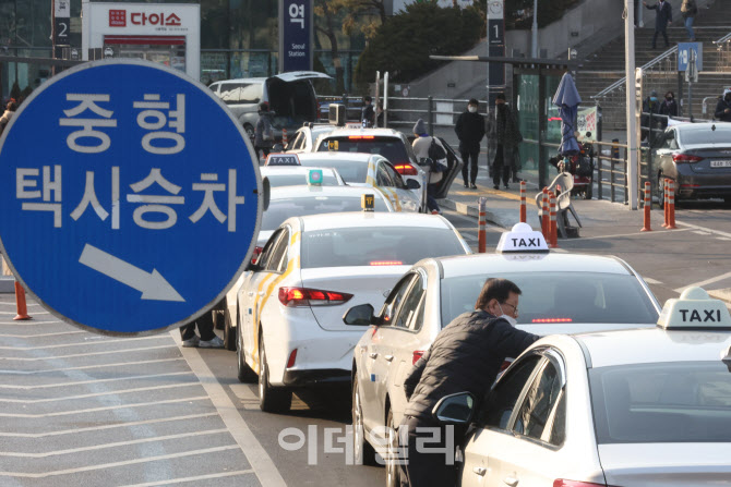 [포토]1천원 인상 앞둔 중형택시 기본요금