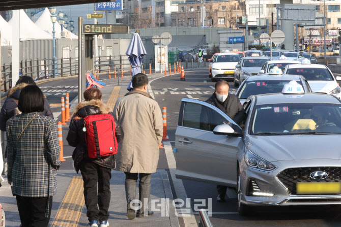 [포토]중형택시 기본요금 4천800원으로 인상