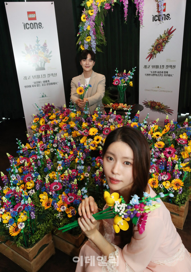 [포토] 창의적인 활용 '레고 꽃'