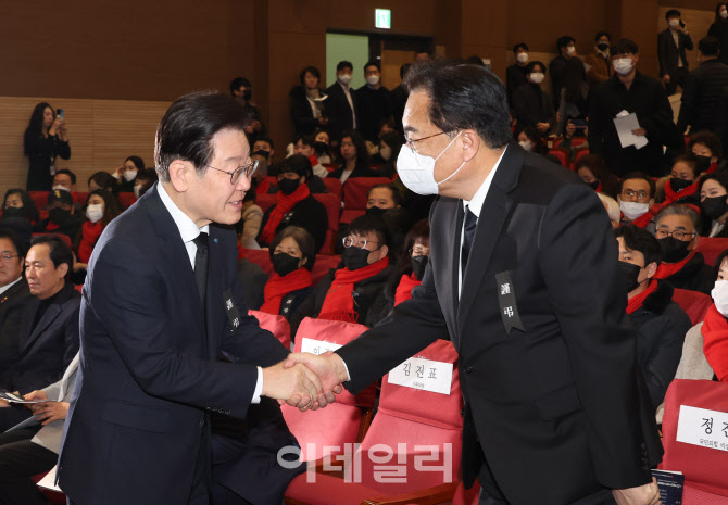 [포토]10.29 이태원 참사 국회추모제, '악수하는 정진석-이재명'