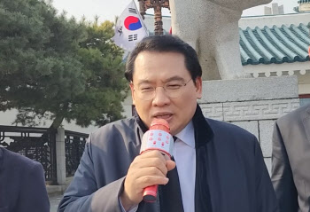 "X같은 당!" 분노 강신업, "당내 간신 제거" 공언…탈당 보류