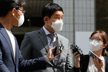 '라임 주범' 김봉현 도피 도운 조카 실형…측근 2명 집유