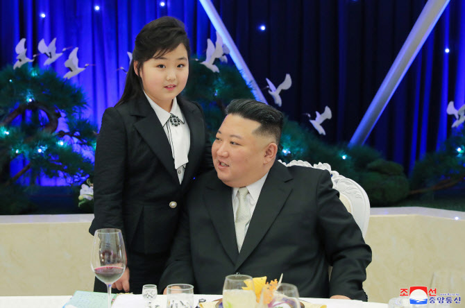 [포토] 김정은, 딸 김주애와 '건군절' 기념연회 참석